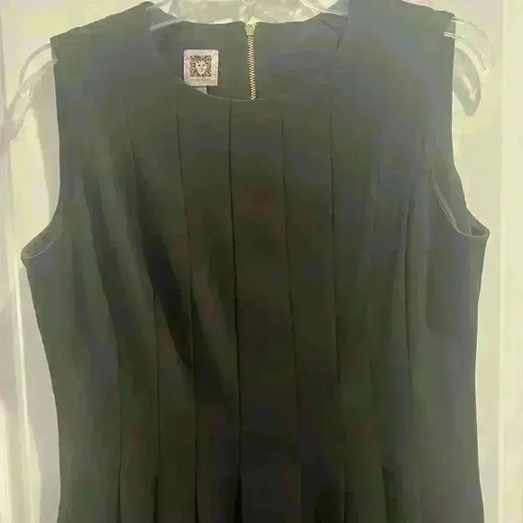 Anne Klein size 8 Black Pleated Dress like new condition w gold zipper - Picture 3 of 9